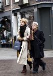 Amsterdam 3 december 2008
Sonja Barend aan het winkelen met een vriendin op de cornelis schuytstraat.
Peter Smulders bv