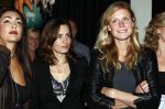 Amsterdam 16 oktober 2008
Veiling van foto's door diversen Bn ers gemaakt die geveild worden voor micro krediet in hotel arena. Sophie Hillbrand met Daphne Bunskoek en Monique Kleeman
Peter Smulders bv