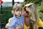 Uitgeest 3 juni 2008
Sylvie v d Vaart en zoon Damian komen thuis nadat papa Rafael vertrokken is met het Nederlands elftal naar Zwitserland voor het EK.