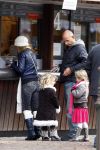 Amsterdam 23 november 2007
Tatum Dagelet met haar dochter Toy Travis en Eric Schaay met dochter gaan samen naar artis.