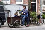 Amsterdam 29 april 2008
Tjitske Reidinga met man Vincent Croiset en hun tweeling zoontjes in de bakfiets en op terras.
Peter Smulders bv