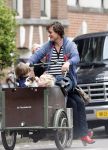 Amsterdam 29 april 2008
Tjitske Reidinga met man Vincent Croiset en hun tweeling zoontjes in de bakfiets en op terras.
Peter Smulders bv