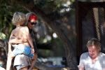 Ibiza 4 juli 2008
Wendy v Dijk op vakantie met haar zoontje Sem en vrienden
Ze heeft een cabrio gehuurd.