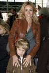 Rotterdam 25 november 2007
Wendy v Dijk met Sem moeder en broer Mike met kinderen en vriendin bij het feest van sinterklaas in ahoy.