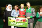 Kaatsheuvel, 9 November 2008
100.000e ticket verkoop Sound of Music
Hoofdrolspeelster Wieneke Remmers samen met Maaike Widdershoven, Rein Kolpa ( Kapytein Von Trapy, Koen Crucka ( Max Dettweiler ) Jackie v Oppen ( Moeder Overste )