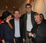 Amsterdam, 15 November 2008
Opening Expositie van Judith Wiersma
Willy Hoogland met gaar man Rob Hoogland en haar zoon en Judith Wiersma
Foto Peter Smulders BV
