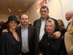 Amsterdam, 15 November 2008
Opening Expositie van Judith Wiersma
Willy Hoogland met gaar man Rob Hoogland en haar zoon en Judith Wiersma
Foto Peter Smulders BV