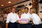 Amsterdam 4 oktober 2008
Estelle Gullit Winston Gerschtanowitz Bastiaan Ragas Quinty Trustfull en Anouk Smulders verkopen leverworst in roze verpakking bij de Hergo voor Pink Ribbon.
Peter Smulder s bv