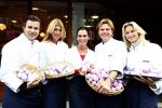 Amsterdam 4 oktober 2008
Estelle Gullit Winston Gerschtanowitz Bastiaan Ragas Quinty Trustfull en Anouk Smulders verkopen leverworst in roze verpakking bij de Hergo voor Pink Ribbon.
Peter Smulder s bv