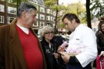 Amsterdam 4 oktober 2008
Estelle Gullit Winston Gerschtanowitz Bastiaan Ragas Quinty Trustfull en Anouk Smulders verkopen leverworst in roze verpakking bij de Hergo voor Pink Ribbon.
Peter Smulder s bv