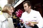 Amsterdam 4 oktober 2008
Estelle Gullit Winston Gerschtanowitz Bastiaan Ragas Quinty Trustfull en Anouk Smulders verkopen leverworst in roze verpakking bij de Hergo voor Pink Ribbon.
Peter Smulder s bv
