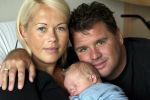 Zaandam 10 juli 2008
Wolter Kroes en Tessa Kroes met hun zoon Thomas Kroes in het ziekenhuis.
