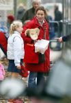 Laren 27 oktober 2007
De ex vriendin van Prins Willem Alexander Yolande Adriaansens bij de hockeyclub in Laren met haar dochter.
