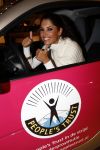 Amsterdam 15 januari 2008
Yolanthe Cabau v Kasbergen krijt smart auto voor haar goede doel.