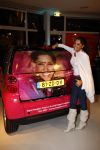 Amsterdam 15 januari 2008
Yolanthe Cabau v Kasbergen krijt smart auto voor haar goede doel.