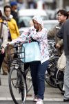 Amsterdam 28 augustus 2008
Zangeres Anouk zangeres met capuchon en fiets aan het winkelen op de PC Hooftstraat.