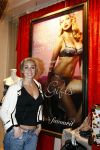 Amsterdam 4 december 2008
Zangeres Dominique v Hulst helpt klanten bij lingerie winkel Hunkemoller.
Zangeres Do Zangeres