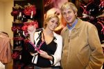 Amsterdam 4 december 2008
Zangeres Dominique v Hulst helpt klanten bij lingerie winkel Hunkemoller.
Zangeres Do Zangeres