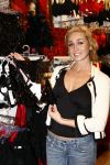 Amsterdam 4 december 2008
Zangeres Dominique v Hulst helpt klanten bij lingerie winkel Hunkemoller.
Zangeres Do Zangeres