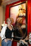 Amsterdam 4 december 2008
Zangeres Dominique v Hulst helpt klanten bij lingerie winkel Hunkemoller.
Zangeres Do Zangeres