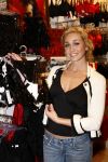 Amsterdam 4 december 2008
Zangeres Dominique v Hulst helpt klanten bij lingerie winkel Hunkemoller.
Zangeres Do Zangeres