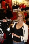 Amsterdam 4 december 2008
Zangeres Dominique v Hulst helpt klanten bij lingerie winkel Hunkemoller.
Zangeres Do Zangeres