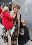 Amsterdam 4 oktober 2008
Prinses Laurentien met Prinses Eloise Prins Claus Cazimir en prinses Leonore bij premiere grote Terra in de Meervaart.
Peter Smulders bv