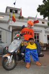 Eindhoven, 18 Juni 2010
Johan Vlemmix op zijn scooter in het Fifa shirt en Africa mascotte ( die inmiddels niet meer verkocht mag worden in Nederland ).
Foto Peter Smulders BV