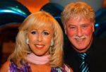 Noordwijk, 2 Mei 2010 Hotel van Oranje, Feest Gerard Joling t.g.v.
het 25 jaar artiesten jubileum
Marga Bult met man Jan v Ingen en sjaal FC Twente Kampioen
Foto Peter Smulders BV