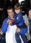 Noordwijk en Schiphol 19 mei 2010
Vertrek Nederlands elftal met vrouwen en kinderen naar Oostenrijk voor trainingskamp ivm WK voetbal. Rafael v d Vaart met zoontje Damian
Peter Smulders bv