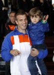 Noordwijk en Schiphol 19 mei 2010
Vertrek Nederlands elftal met vrouwen en kinderen naar Oostenrijk voor trainingskamp ivm WK voetbal. Rafael v d Vaart met zoontje Damian
Peter Smulders bv