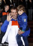 Noordwijk en Schiphol 19 mei 2010
Vertrek Nederlands elftal met vrouwen en kinderen naar Oostenrijk voor trainingskamp ivm WK voetbal. Rafael v d Vaart met zoontje Damian
Peter Smulders bv
