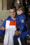 Noordwijk en Schiphol 19 mei 2010
Vertrek Nederlands elftal met vrouwen en kinderen naar Oostenrijk voor trainingskamp ivm WK voetbal. Rafael v d Vaart met zoontje Damian
Peter Smulders bv