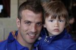 Noordwijk en Schiphol 19 mei 2010
Vertrek Nederlands elftal met vrouwen en kinderen naar Oostenrijk voor trainingskamp ivm WK voetbal. Rafael v d Vaart met zoontje Damian
Peter Smulders bv