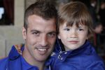 Noordwijk en Schiphol 19 mei 2010
Vertrek Nederlands elftal met vrouwen en kinderen naar Oostenrijk voor trainingskamp ivm WK voetbal. Rafael v d Vaart met zoontje Damian
Peter Smulders bv