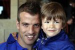Noordwijk en Schiphol 19 mei 2010
Vertrek Nederlands elftal met vrouwen en kinderen naar Oostenrijk voor trainingskamp ivm WK voetbal. Rafael v d Vaart met zoontje Damian
Peter Smulders bv