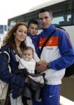 Noordwijk en Schiphol 19 mei 2010
Vertrek Nederlands elftal met vrouwen en kinderen naar Oostenrijk voor trainingskamp ivm WK voetbal. Robin v Persie met zijn vrouw Bouchra en kinderen Shaqueel en Dina
Peter Smulders bv