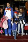 Noordwijk en Schiphol 19 mei 2010
Vertrek Nederlands elftal met vrouwen en kinderen naar Oostenrijk voor trainingskamp ivm WK voetbal. Robin v Persie met zijn vrouw Bouchra en kinderen Shaqueel en Dina
Peter Smulders bv