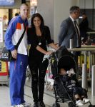 Noordwijk en Schiphol 19 mei 2010
Vertrek Nederlands elftal met vrouwen en kinderen naar Oostenrijk voor trainingskamp ivm WK voetbal. Ron Vlaar met zijn vrouw Stepahnie en kindje
Peter Smulders bv