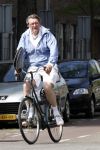 Amsterdam 20 mei 2010
Ursul de Geer in zijn tennis outfit op de fiets.
Peter Smulders bv