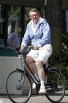 Amsterdam 20 mei 2010
Ursul de Geer in zijn tennis outfit op de fiets.
Peter Smulders bv