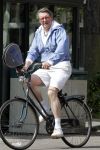 Amsterdam 20 mei 2010
Ursul de Geer in zijn tennis outfit op de fiets.
Peter Smulders bv