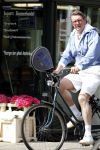 Amsterdam 20 mei 2010
Ursul de Geer in zijn tennis outfit op de fiets.
Peter Smulders bv