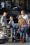 Ibiza 2 mei 2010
Wendy v Dijk Lizzy en Erland Galjaard worden op het vliegveld opgehaald door broer Mike en haar zoon Sem die al een paar dagen op ibiza waren.
Peter Smulders bv