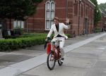 Amsterdam 28 mei 2011
Beau v Erven Dorens op zijn rode fiets.
Peter Smulders bv
