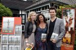 Lage Vuursche 8 juni 2011
Presentatie boek Belinda Meuldijk in Lage Vuursche . Haar zoon Robert en
vriend Thierry Duval zijn natuurlijk aanwezig.
Peter Smulders bv