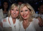 Bergen (NH), 2 Mei 2011
Uitreiking 24e CD van Gerard Joling
Bonnie St Clair met Willeke Alberti
Foto Peter Smulders BV