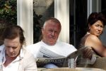 Amsterdam 26 april 2011
Harry Mens leest zijn krantje op terras bij de Joffers.
Peter Smulders bv