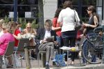 Amsterdam 7 mei 2011
Jan Lenferink leest krantje op terras.
Peter Smulders bv