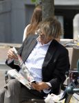 Amsterdam 7 mei 2011
Jan Lenferink leest krantje op terras.
Peter Smulders bv